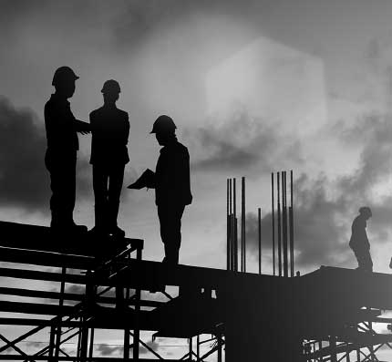 مهندسین در حال نظارت بر پروژه ساختمانی